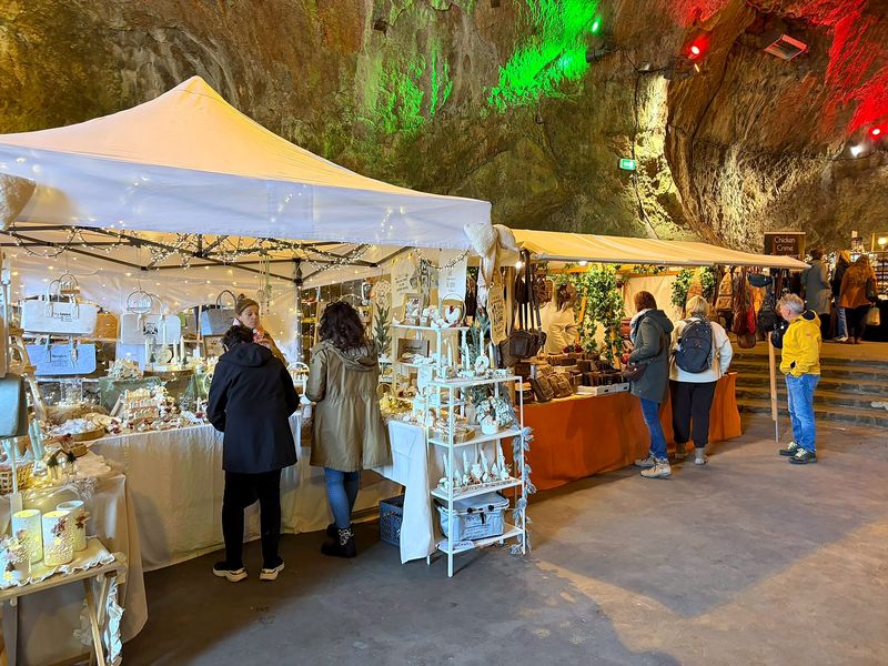 Stände mit Deko-Artikeln und Ledertaschen in der Höhle