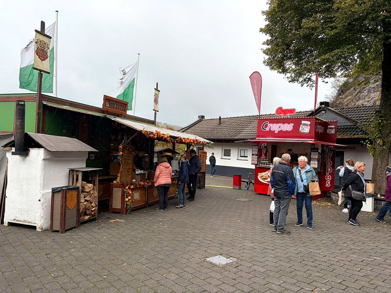 Holzofen-Bäckerei und Crêpes-Stand vor der Höhle