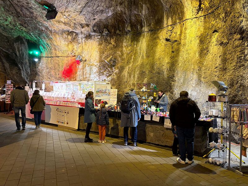 Stand mit Postkarten und Illustrationen, Besucher schauen sich um