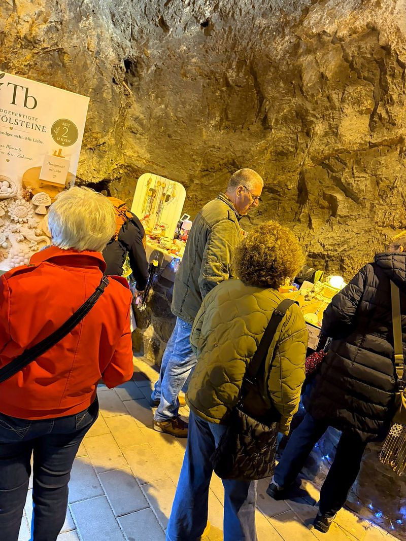 Stand mit handgefertigten Duftölsteinen vor der Felswand