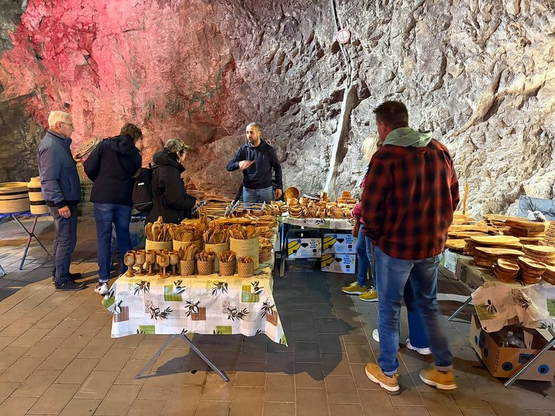 Stand mit Schalen, Brettern und Löffeln aus Olivenholz