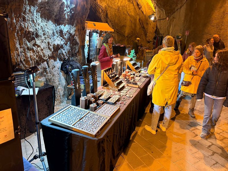 Schmuckstand mit Ringen und Anhängern in der Höhle