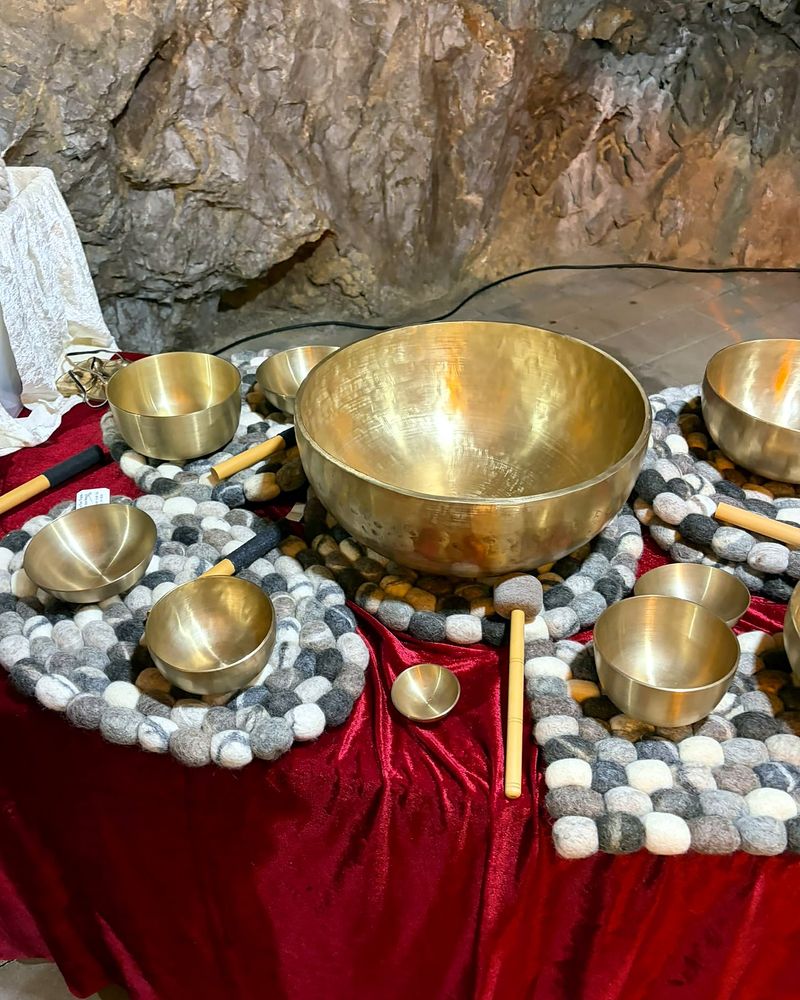Große Klangschale zwischen kleineren Schalen, dahinter die Felswand