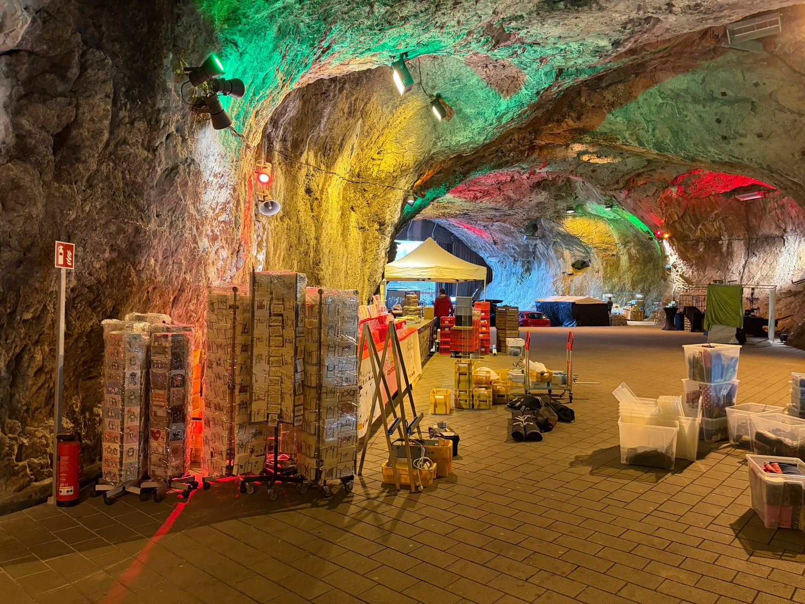 Bunt beleuchtetes Felsgewölbe der Balver Höhle beim Aufbau des Marktes