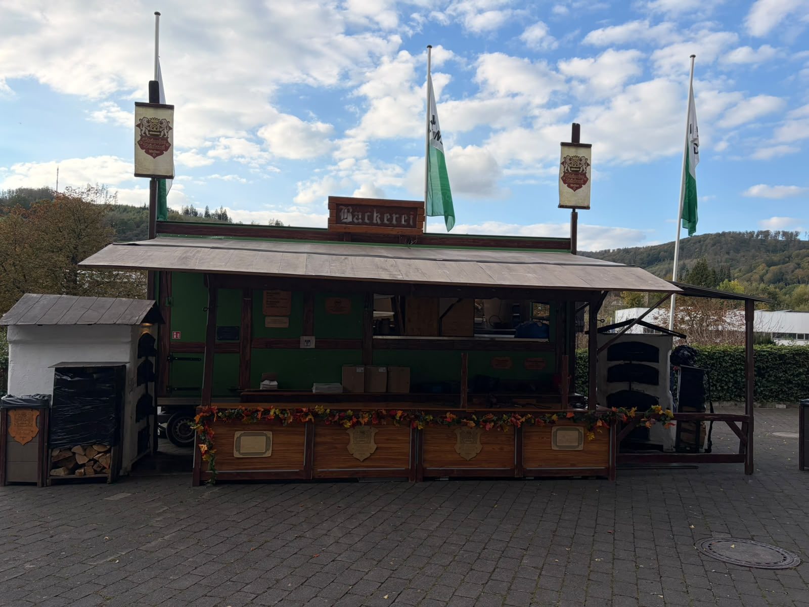 Bäckerei-Stand beim Aufbau, im Hintergrund die Hügel des Sauerlands