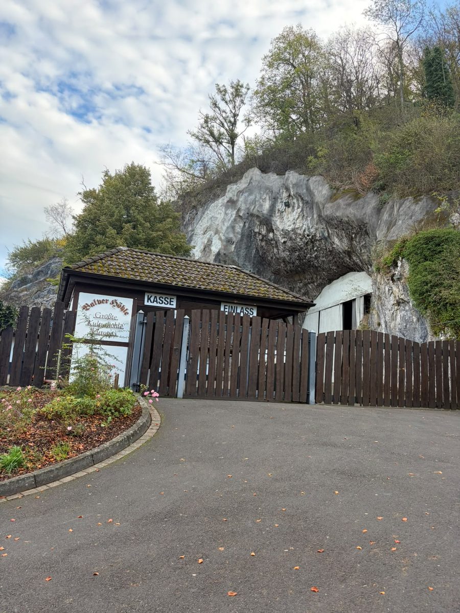 Eingang der Balver Höhle mit Kasse und Einlass
